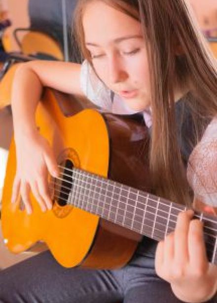 Посещение занятий (2 раза в неделю) в студии игры на гитаре Волшебные струны
