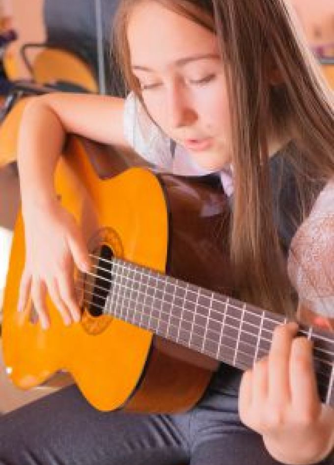 Разовое занятие в студии игры на гитаре Волшебные струны